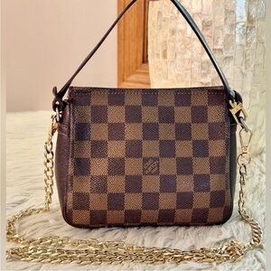 Louis Vuitton Damier Ebene Truth
Pochette bag